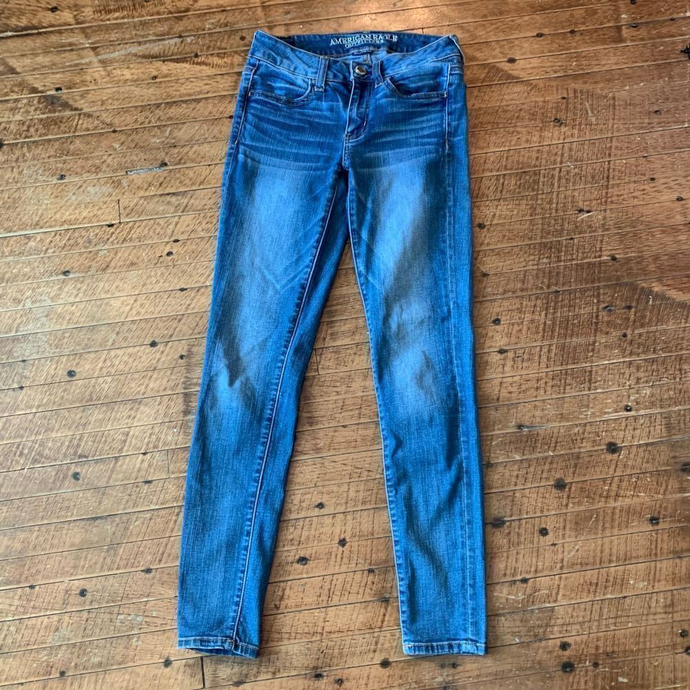 American Eagle distressed cropped medium wash size 2 jeggings